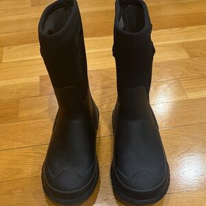 Bogs boys black snow winter boots size 4 .